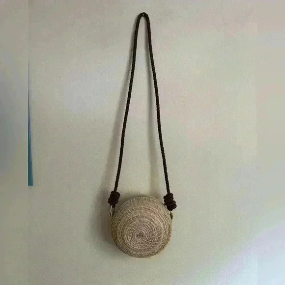 NWOT Round straw bag, Natural fibre, brown rope zippered handbag - Picture 2 of 6